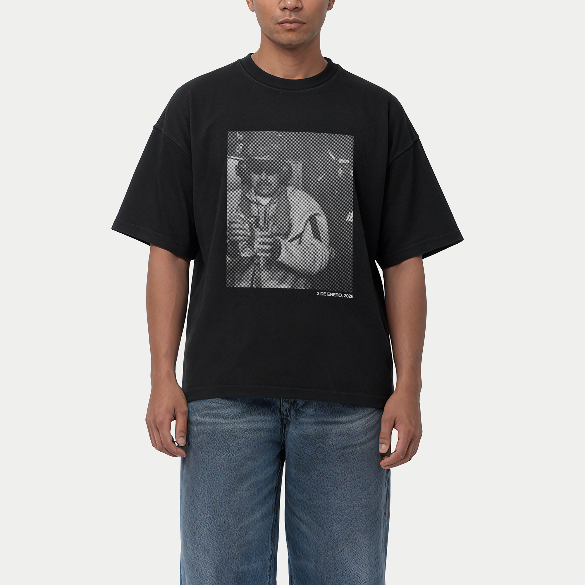 Hombre llevando la camiseta negra «3 de Enero» de Caracas Merch con la fotografía en el pecho, combinada con vaqueros